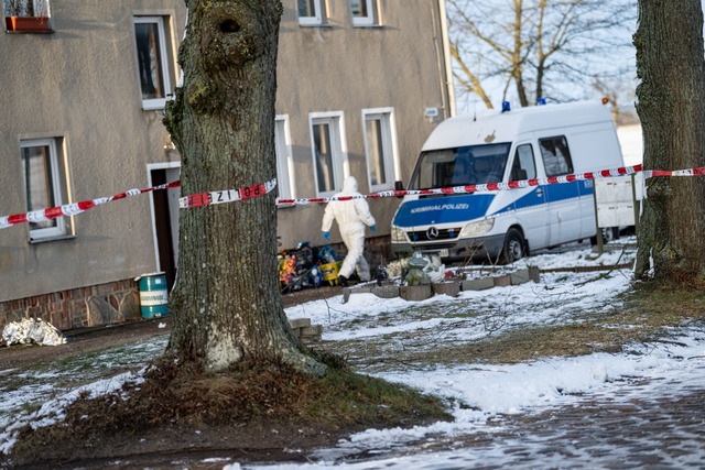 Die Polizei ist nach einer Gewaltattac...kermark im Einsatz und sichert Spuren.  | Foto: Fabian Sommer/dpa