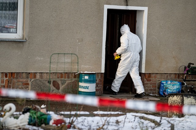 Einsatzkr&auml;fte sichern nach der Ge...acke in Casekow in Brandenburg Spuren.  | Foto: Fabian Sommer/dpa