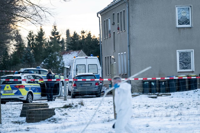 Gro&szlig;einsatz in einem kleinen Dor...s ein Gewaltverbrechen aufkl&auml;ren.  | Foto: Fabian Sommer/dpa