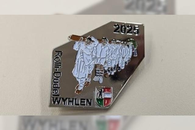 Drfligeister schmcken die neue Fasnachtsplakette der Narrenzunft Rolli-Dudel Wyhlen