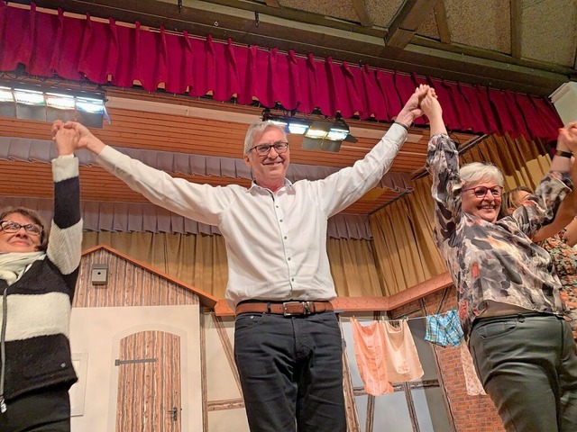 Heinz Lisenko (Mitte) hat das Stck in Mundart inszeniert.  | Foto: Mario Schneberg