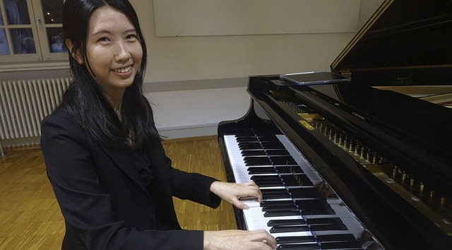 Die junge Pianistin Sarah Jeon im Rathaussaal Binzen  | Foto: Roswitha Frey