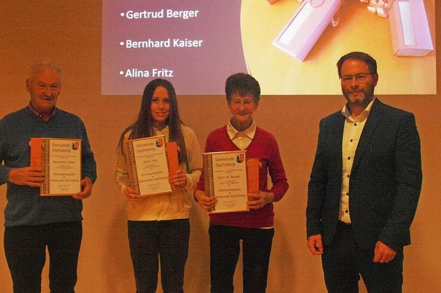 Bernhard Kaiser, Alina Fritz und Gertr...cheler in Empfang nehmen (von links).  | Foto: Karin Stckl-Steinebrunner