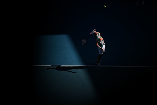 Schattenspiele - Dominik Koepfer bei den Australian Open  | Foto: Lukas Coch/AAP/dpa