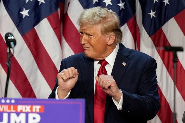 Trump tanzt bei seiner Wahlparty in Mar-a-Lago am 6. November 2024. (Archivbild)  | Foto: Alex Brandon/AP