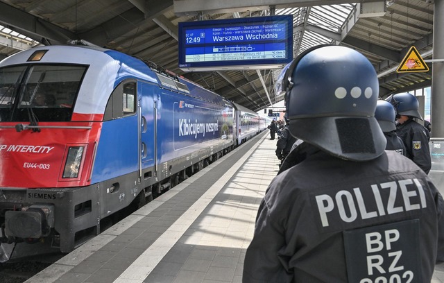 Auch die Bundespolizisten hatten w&aum...im Sommer alle H&auml;nde voll zu tun.  | Foto: Patrick Pleul/dpa