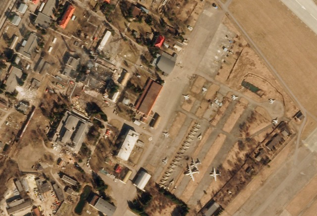 Wird der zivile Flugbetrieb am Airport...raine wieder aufgenommen? (Archivbild)  | Foto: Planet Labs Pbc/Planet Labs PBC/AP/dpa