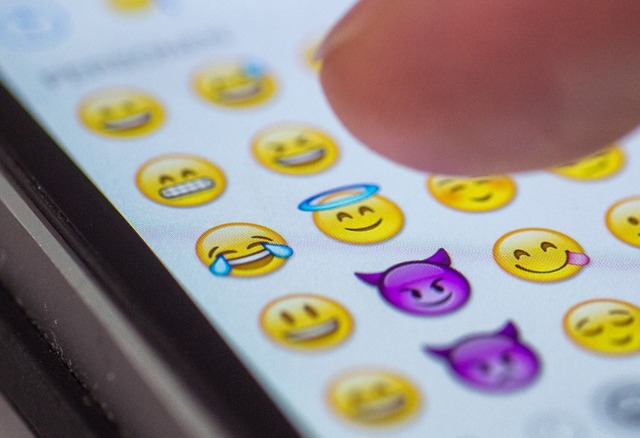 Auch im ersten Quartal 2025 gibt es wieder neue Emojis. (Symbolbild)  | Foto: picture alliance / Matthias Balk/dpa