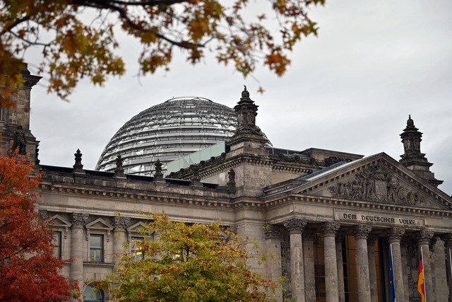 Das Reichstagsgeb&auml;ude in Berlin ist der Sitz des Deutschen Bundestags.  | Foto: Carla Benk&ouml;/dpa