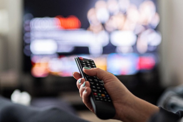 Es lohnt sich, die Mens des Smart-TVs zu durchforsten.  | Foto: Daniel Reinhardt (dpa)