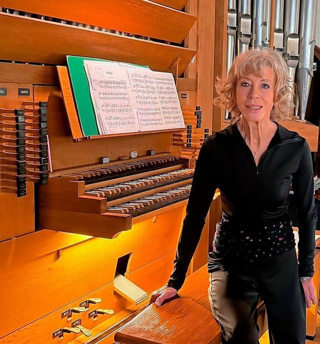 Konzertorganistin Irmtraud Tarr vor der Rensch-Orgel in der Christuskirche  | Foto: Roswitha Frey