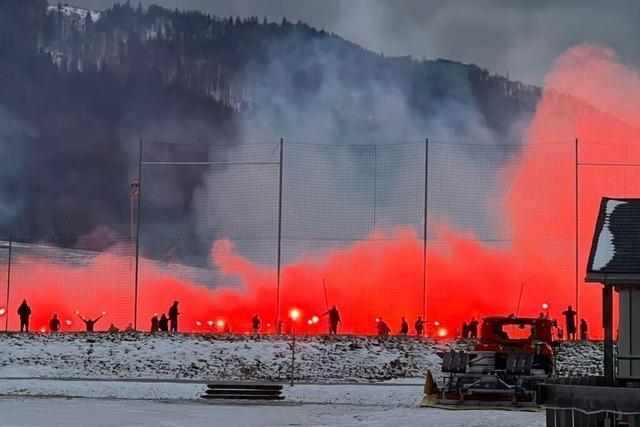 Casablanca-Ultras hinterlassen in Bernau verbrannten Kunstrasen – und viele Fragen