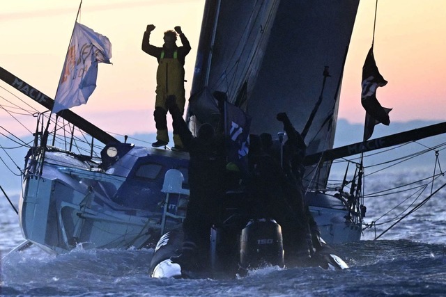 Geschafft: Charlie Dalin bejubelt seinen Sieg.  | Foto: Loic Venance/AFP/dpa