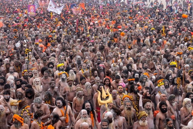 Zahlreiche Menschen beim rituellen Bad...istischen Festes Maha Kumbh in Indien.  | Foto: Rajesh Kumar Singh/AP/dpa