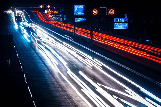 Autos fahren bei Minustemperaturen &uuml;ber die Autobahn in Bremen.  | Foto: Sina Schuldt/dpa