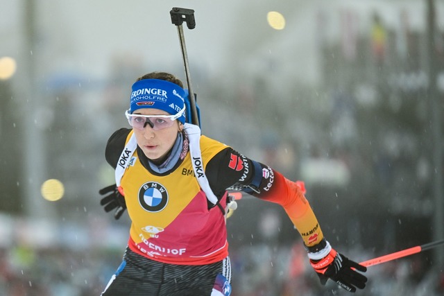 Auch in Ruhpolding tritt Franziska Preu&szlig; im Gelben Trikot an.  | Foto: Martin Schutt/dpa