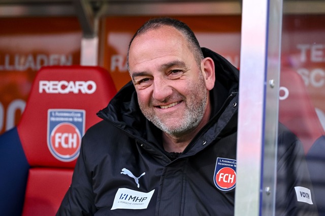 Gut gelaunt nach Bremen: Trainer Frank... wollen gegen Werder direkt nachlegen.  | Foto: Harry Langer/dpa