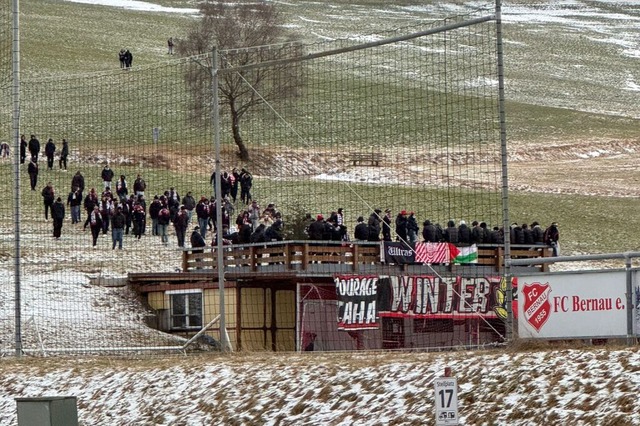 Die Ruhe vor dem Sturm: die Fan-Gruppe...ch gehen sie damit auf den Kunstrasen.  | Foto: Michael Baur/FC Bernau