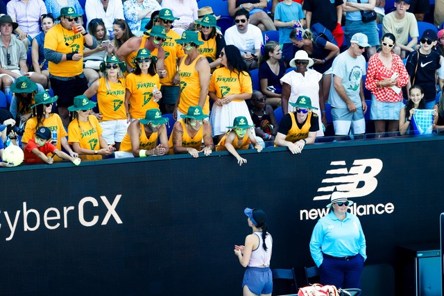 Eva Lys bedankte sich auch bei den australischen Fans.  | Foto: Frank Molter/dpa