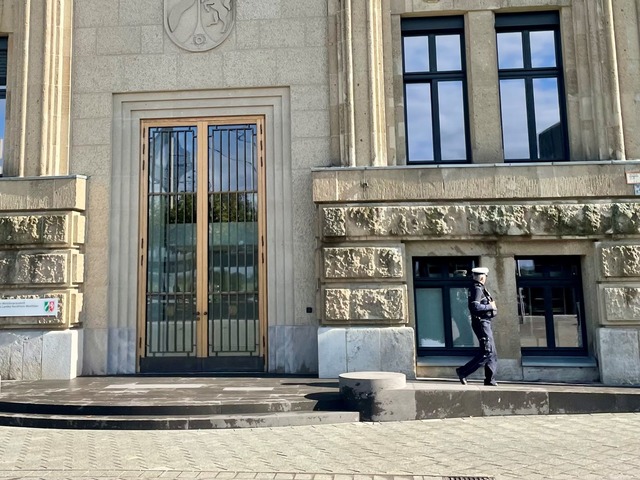 Ein Polizist geht an der Staatskanzlei entlang (Archivfoto)  | Foto: Oliver Auster/dpa