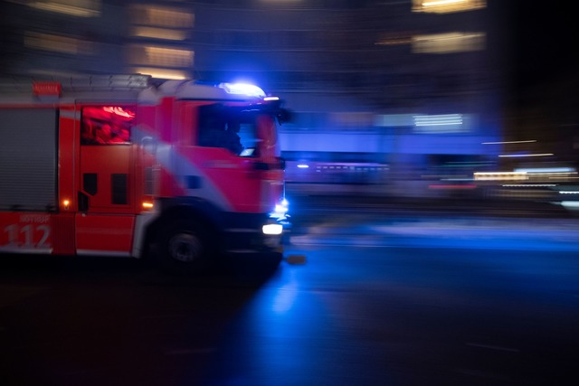 Feuerwehrauto an Silvester in Berlin unterwegs  | Foto: Paul Zinken/dpa