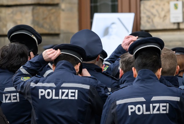 Schweigeminute f&uuml;r einen im Einsatz get&ouml;teten Polizisten.  | Foto: Robert Michael/dpa