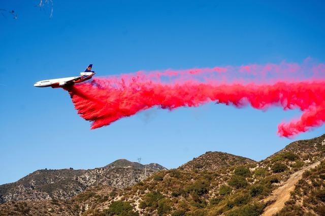 Kampf gegen Feuer: Starkwinde erschweren Groeinsatz in L.A.