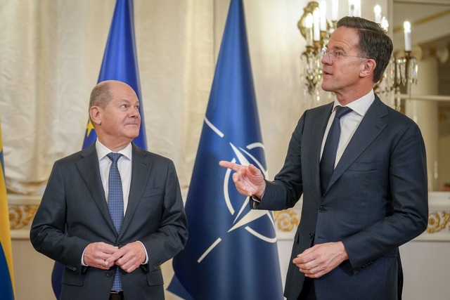 Scholz und Rutte in Helsinki.  | Foto: Kay Nietfeld/dpa