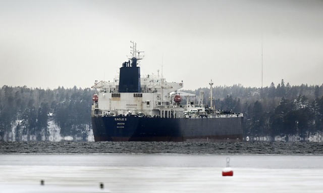 Der &Ouml;ltanker "Eagle S" z&auml;hlt...ussischen Schattenflotte. (Archivbild)  | Foto: Vesa Moilanen/Lehtikuva/dpa