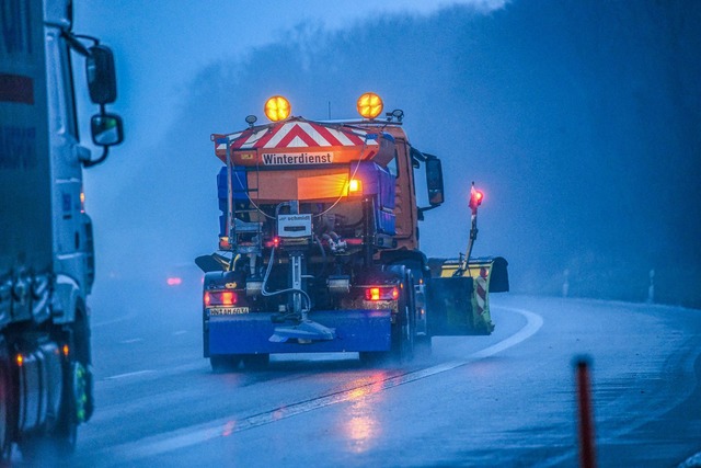 Es k&ouml;nne sich ein Eispanzer bilden, warnt der DWD. (Symbolbild)  | Foto: Jason Tschepljakow/dpa