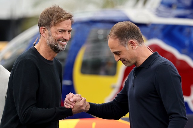 Der Chef und sein Star-Einkauf: Red-Bu...r Mintzlaff (r) und J&uuml;rgen Klopp.  | Foto: Jan Woitas/dpa