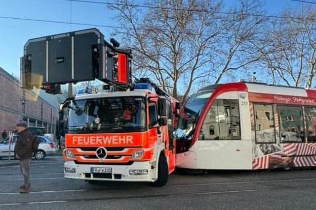 Tram kollidiert beim ZO in Freiburg mit Feuerwehrauto und entgleist