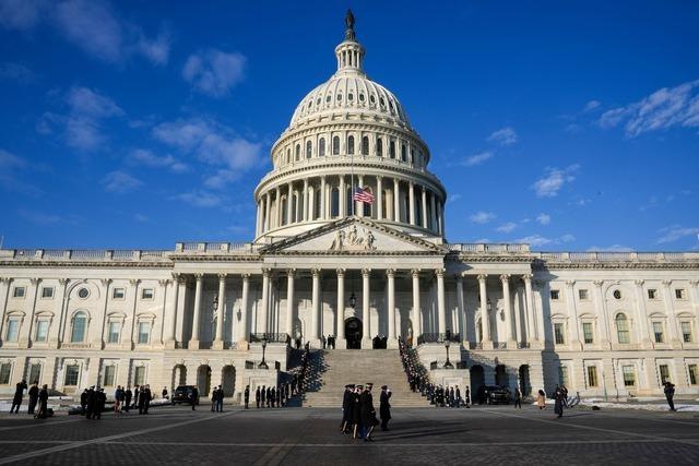 US-Flaggen zu Trumps Amtseinfhrung auf voller Hhe