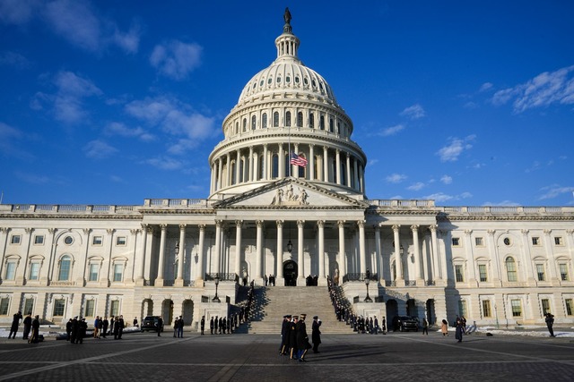 Mitglieder des Milit&auml;rs marschier...uml;sidenten Trump vor dem US-Kapitol.  | Foto: Jon Elswick/AP/dpa