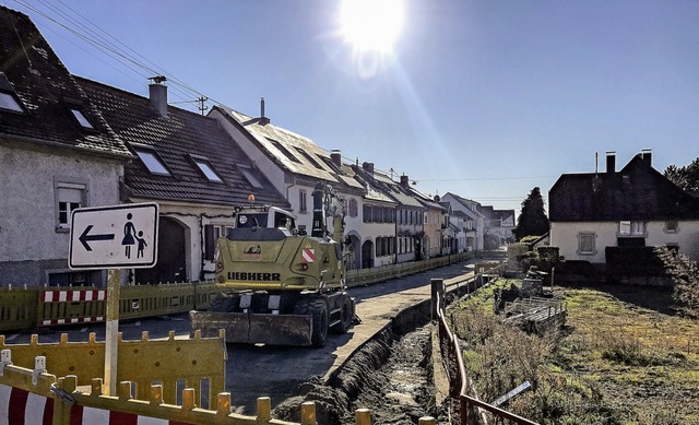 An vielen Stellen in Ihringen sind der...arbeiten zum Glasfaserausbau im Gange.  | Foto: Sophia Ungerland