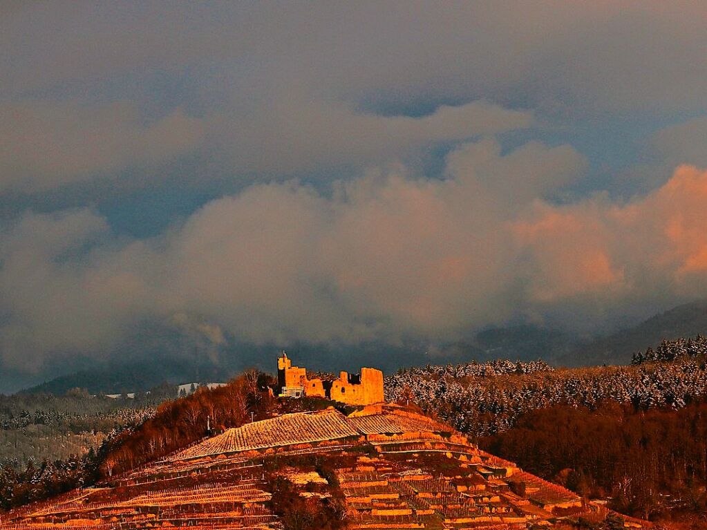 Spot an: Die Staufener Burg im Abendlicht nahm BZ-Leser Harald Hfler auf einem seiner Fotostreifzge von Gallenweiler Gemarkung aus auf.