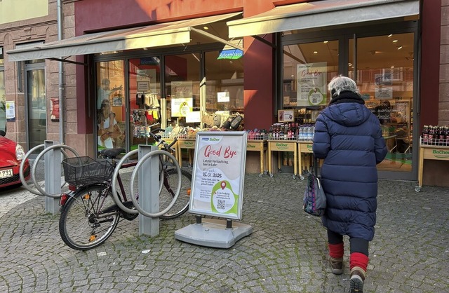 Seit Montag informiert ein Aufsteller ...eformhaus Bacher ber die Schlieung.   | Foto: Mark Alexander