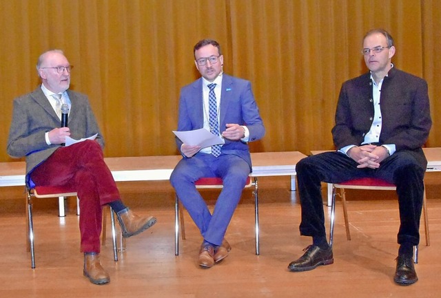 Werner Rautenberg (von links), Sebasti...auf die Entwicklung des Dorfes zurck.  | Foto: Stefan Pichler