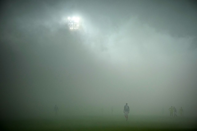 Pyro-Nebel in Kiel.  | Foto: Gregor Fischer/dpa