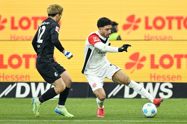 Spielte exzellent: Omar Marmoush (r).  | Foto: Uwe Anspach/dpa