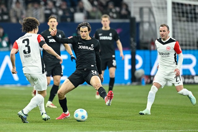 Die Eintracht (wei&szlig;) hatte &uuml;ber weite Strecken des Spiels den Ball.  | Foto: Uwe Anspach/dpa