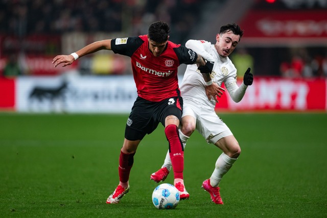 Piero Hincapie (links) und Bayer Leverkusen stehen weiter oben in der Tabelle  | Foto: Marius Becker/dpa