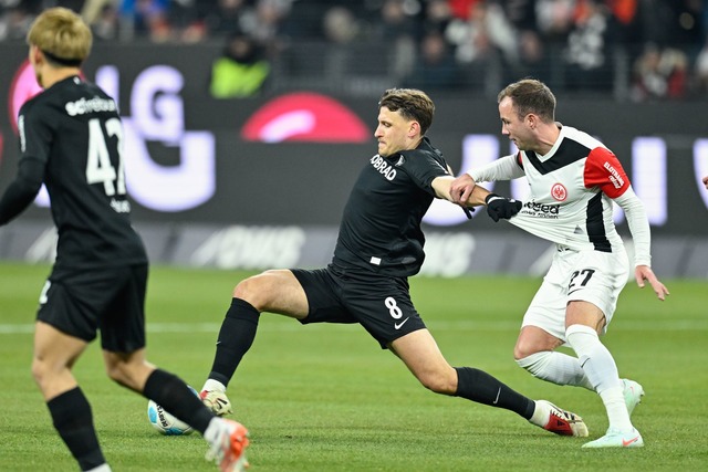 Mario G&ouml;tze (rechts) k&auml;mpft mit Maximilian Eggestein um den Ball  | Foto: Uwe Anspach/dpa