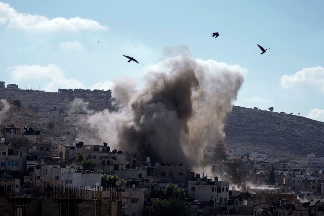 Bei einem israelischen Luftangriff auf...ns sechs Menschen get&ouml;tet worden.  | Foto: Majdi Mohammed/AP/dpa