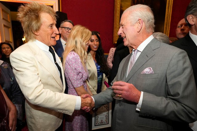 Rod Stewart (l) traf K&ouml;nig Charles III. im Sommer. (Archivbild  | Foto: Kirsty Wigglesworth/AP Pool/AP/dpa