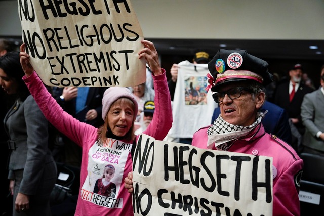 Die Gruppe "Code Pink" geh&ouml;rt zu ...gen Hegseths Nominierung protestieren.  | Foto: Ben Curtis/AP/dpa