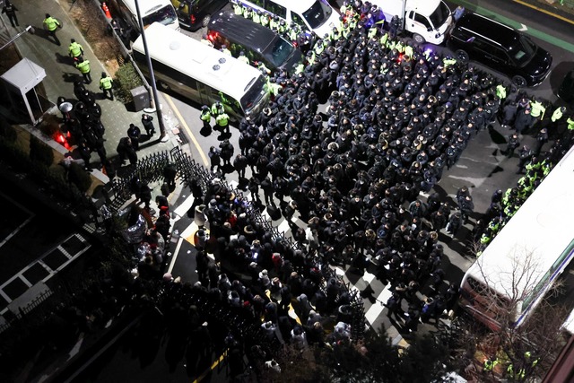 Polizisten und Mitarbeiter der Anti-Ko... Pr&auml;sidenten Yoon zu verschaffen.  | Foto: Uncredited/YNA/dpa