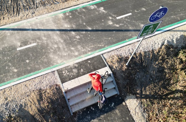 Eine Treppe am neuen Radschnellweg RS14 sorgt f&uuml;r Verwunderung.  | Foto: Bernd Wei&szlig;brod/dpa