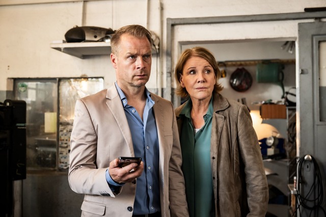 Marie Brand und J&uuml;rgen Simmel verfolgen die Ortung eines Handys.  | Foto: Martin Valentin Menke/ZDF/dpa