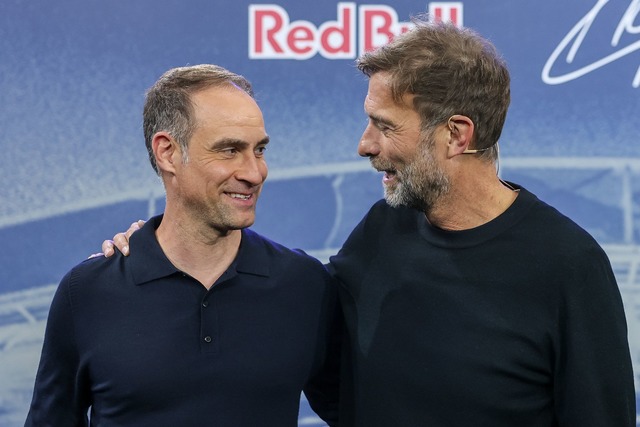 Oliver Mintzlaff (l) hat das Club-Netz...uml;rgen Klopp nun verantwortlich ist.  | Foto: Jan Woitas/dpa